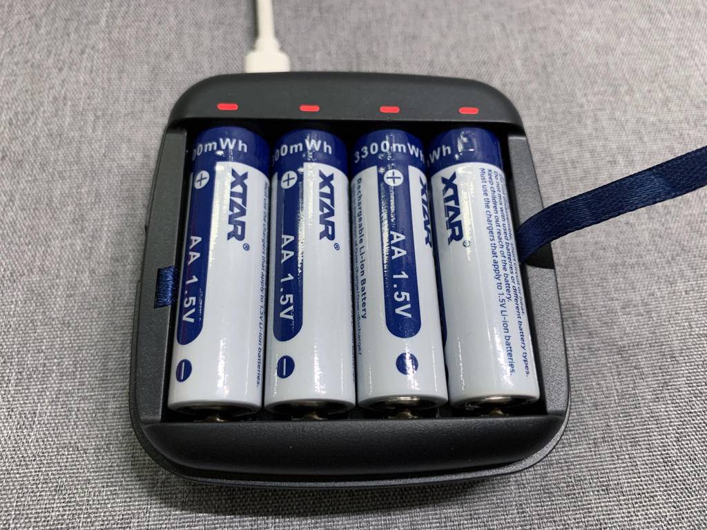 循环充电，节能环保——XTAR ET4S 5/7号电池充电器让绿色生活触手可及
